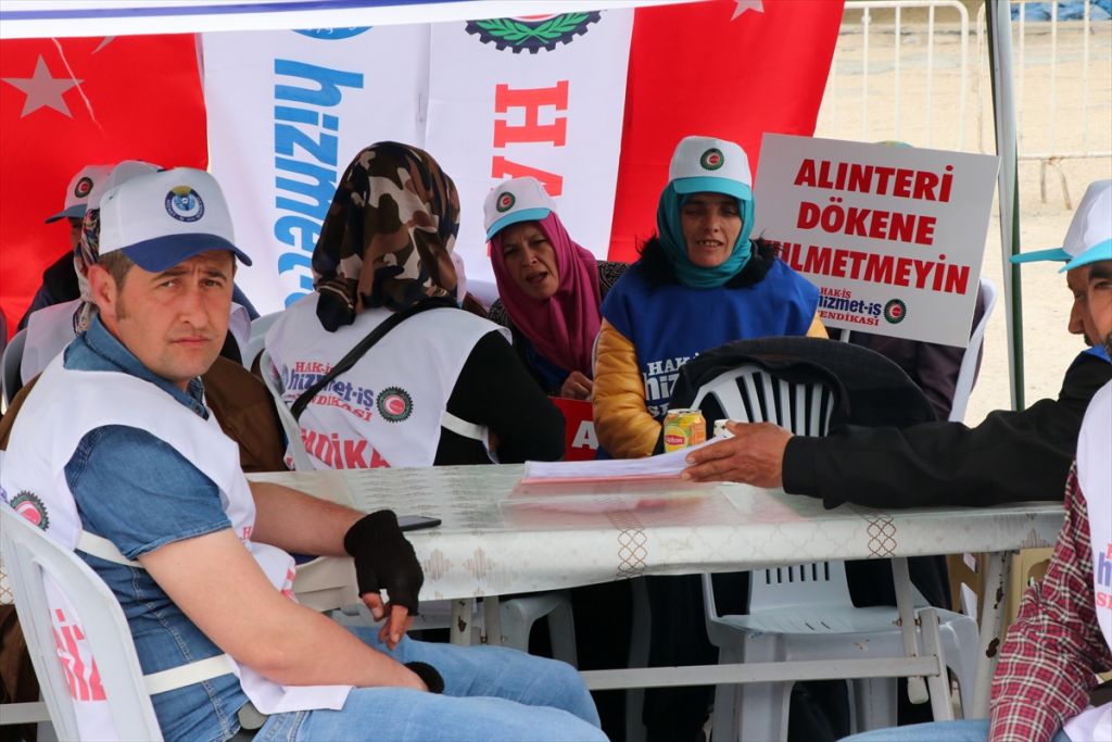 Bolu Belediyesi'nde işten çıkarılan işçilerin oturma eylemi devam ediyor