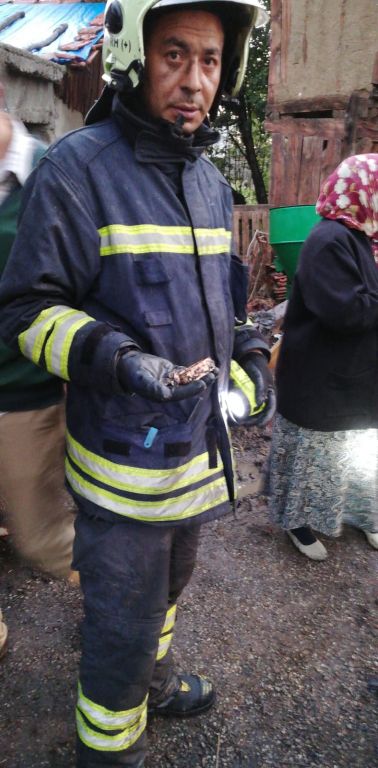 Bolu Belediyesi itfaiye erlerinden alkışlanacak hareket: Yanan evden çıkan altınlar sahibine teslim edildi