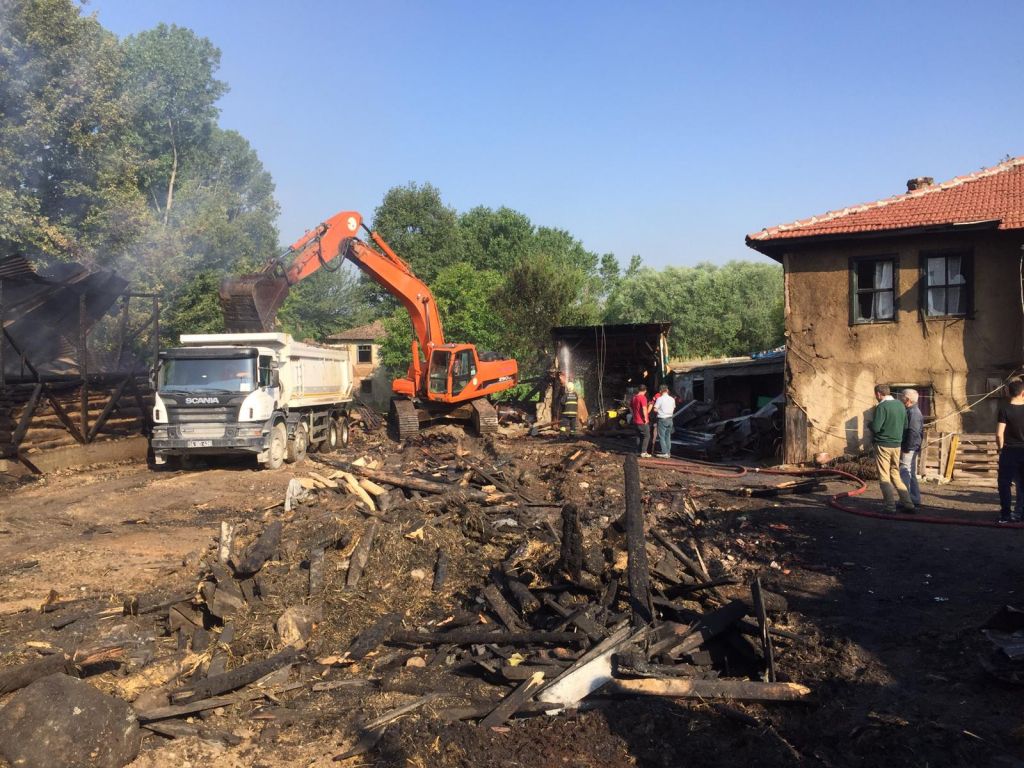 Bolu Belediyesi itfaiye erlerinden alkışlanacak hareket: Yanan evden çıkan altınlar sahibine teslim edildi